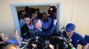 אדלשטיין קובע מזוזה בבית משפחת יחזקאלי צילום: ללא קרדיט חדשות