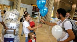 מקבלים את פניהם של עולים חדשים שהגיעו בטיסות הקרן לידיות צילום: אוליביה פיטוסי חדשות