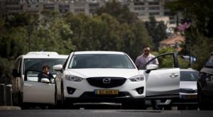 עומדים בצפירה בירושלים צילום: יונתן זינדל/פלאש 90 יום הזכרון