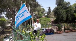 ראש מועצת יש"ע, חננאל דורני, עם דגל הריבונות צילום: ללא קרדיט חדשות