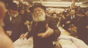 הרבי מליובאוויטש עם הגביע המפורסם צילום: בית המכירות הפומביות "קדם" חדשות