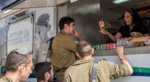חיילים ליד "ניידת הידידות" צילום: אריק שרגא חדשות