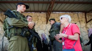 פעילת "מחסום וואטש" בשיחה עם חיילים (למצולמים אין קשר לכתבה) צילום:  Micah Bond/Flash90 חדשות