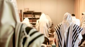 תפילה בבית כנסת צילום: shutterstock חגים