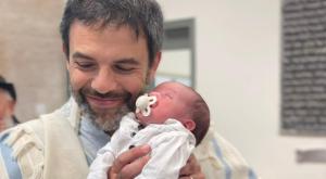 אשר בן אבו והרך הנולד צילום: עופר סבן ברנז'ה