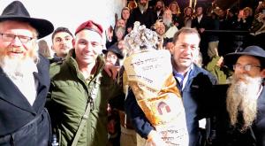 הכנסת ספר תורה בקבר יוסף צילום: רועי חדי התיישבות