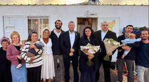 חברי הפרלמנט מחלקים פרחים צילום: רועי חדי התיישבות
