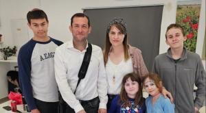 יוסי דגן והמשפחה בקלפי צילום: רועי חדי התיישבות