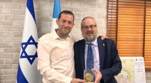 יוסי דגן והשליח החדש צילום: מועצה אזורית שומרון חדשות