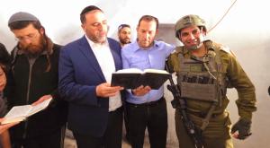 יוסי דגן ומשה ארבל בקבר יהושע בן נון צילום: רועי חדי התיישבות
