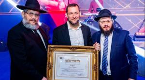 יוסי דגן מקבל את התואר צילום: מנדי טויטו - צעירי אגודת חב"ד ברנז'ה