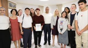 משה ליאון בזכרון בסלון בביתו צילום: ארנון בוסאני יום השואה