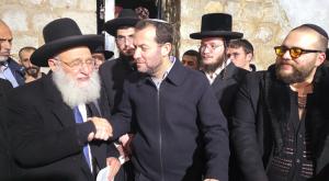 ראש מועצת שומרון עם הרב אלבז והזמר אליאב זוהר בקבר יוסף צילום: רועי חדי התיישבות