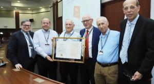 עם העתק התפילה לשלום המדינה בכתב ידו של ש.י. עגנון, ושהמקור שלה נמצא בחדר הספרים הנדירים בבר-אילן. (מימין לשמאל) : נשיא האוניברסיטה, פרופ' אריה צבן;  החברים הקרובים -  אפרים קריאל, משה פודהוצר, ד"ר לי צילום: יח"צ בר אילן תרבות