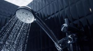 מותר לשמוע שיעור תורה במקלחת? צילום: shutterstock פרשת כי תצא