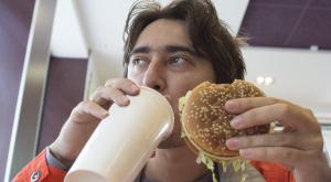 אוכלים לא בריא צילום: shutterstock אוכל