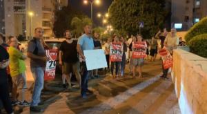 הפגנת ההורים מול ביתה של המנהלת צילום: יח"צ  חדשות