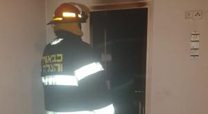 כבאי בפתח דירת האישה צילום: כבאות והצלה חדשות