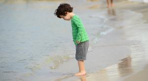 ילד על חוף הים בתל אביב צילום: shutterstock חדשות