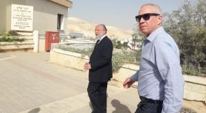 השר יואב גלנט והרב שבתי סבתו צילום: ישיבת מצפה יריחו ברנז'ה