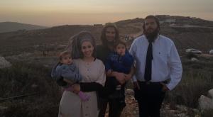 זארוג עם האישה והילדים ביצהר צילום: ארגון חוננו התיישבות