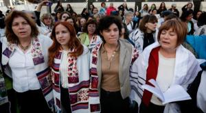ח"כ סתיו שפיר בתפילה בכותל צילום: פלאש 90 דעות