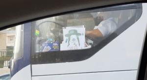חרדי בדמות חזיר על חלון אוטובוס חברת 'קוים' צילום: הותר לשימוש ארגון חוננו חדשות