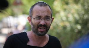 יואב שורק מחוץ לביתו שבעפרה צילום: פלאש 90 ביטחון
