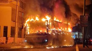 האוטובוס שהוצת בבני ברק, אמש צילום: דוברות המשטרה חדשות