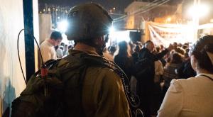 חיילים ומתפללים בקבר יוסף, הלילה צילום: דובר צה"ל התיישבות