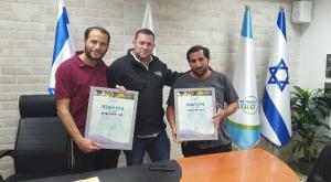 דגן מעניק את הצל"ש האזרחי לגיבורי הפיגוע צילום: רועי חדי התיישבות