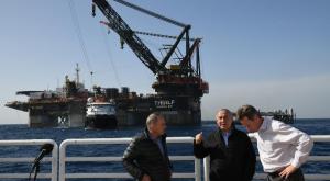 נתניהו ושטייניץ בסמוך לאסדה הנבנית צילום: עמוס בן גרשום, לע״מ כסף