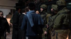 חיילים ומתפללים בקבר יהושע בן נון, הלילה צילום: דובר צה"ל התיישבות