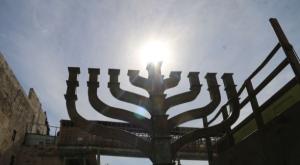 החנוכייה בכותל צילום: הקרן למורשת הכותל המערבי טיולים