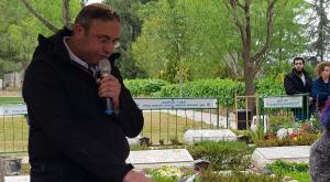הרב אוהד טהרלב על קבר בנו צילום: באדיבות המשפחה חדשות