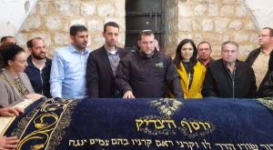 הח"כים עם ראש המועצה בקבר יוסף צילום: רועי חדי התיישבות