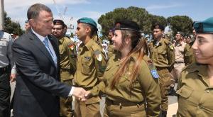 אדלשטיין עם החיילים המצטיינים צילום: יצחק הררי, דוברות הכנסת חדשות