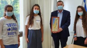 אדלשטיין עם נוער הריבונות צילום: דוברות שר הבריאות התיישבות