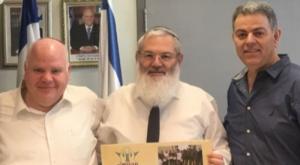מימין: שמוליק מאירוביץ , הרב בן דהן וגור אריה. צילום: דוברת תקוות עולם ברנז'ה
