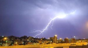סופת ברקים בשכונת בית צפפא בירושלים צילום: יוסי זאבי דעות