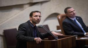קשרים אסורים עם מו"ל עיתון ידיעות אחרונות? איציק שמולי צילום: Hadas Parush/Flash90 חדשות