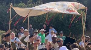 הכנסת ספר התורה בגן הלאומי צילום: יח"צ חדשות