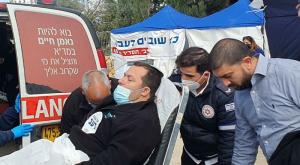 יוסי דגן מפונה לבית החולים צילום: רועי חדי התיישבות
