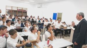הרב פרץ עם תלמידי הישיבה צילום: מאיר חוטה ברנז'ה