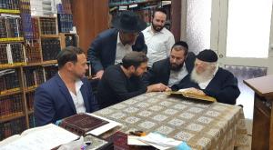 יונתן אוריך ועופר גולן אצל הרב קנייבסקי צילום: הותר לשימוש פוליטי