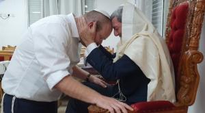 הסנדק הרב רפי פרץ עם עוזרו צילום: באדיבות המשפחה ברנז'ה