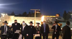 השר רפי פרץ בהדלקת נר ראשון בכותל צילום: דוברות ברנז'ה