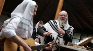 תפילת חול המועד עם כלי נגינה, בבית הכנסת 'אור פשוט' בקדיתא צילום: דוד כהן, פלאש 90 הלכה
