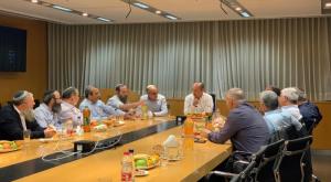 בנט עם ראשי מועצת יש"ע צילום: מועצת יש"ע חדשות