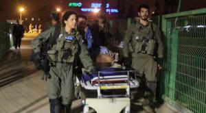 פינוי הקצין הפצוע לבית החולים, אמש צילום: מאיר אבן חיים, פלאש 90 חדשות
